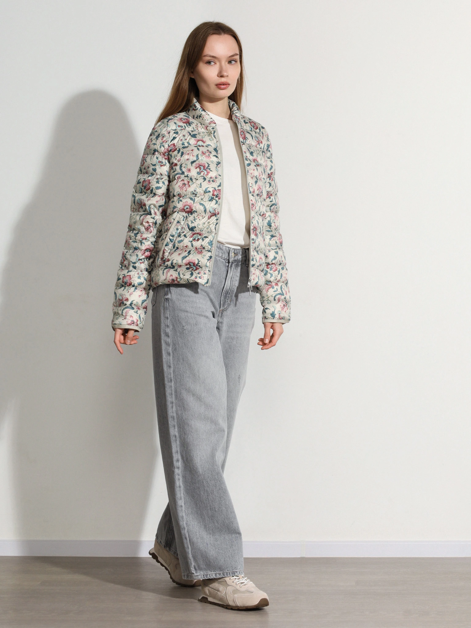 Куртка молочного цвета с цветочным принтом с горизонтальной стежкой